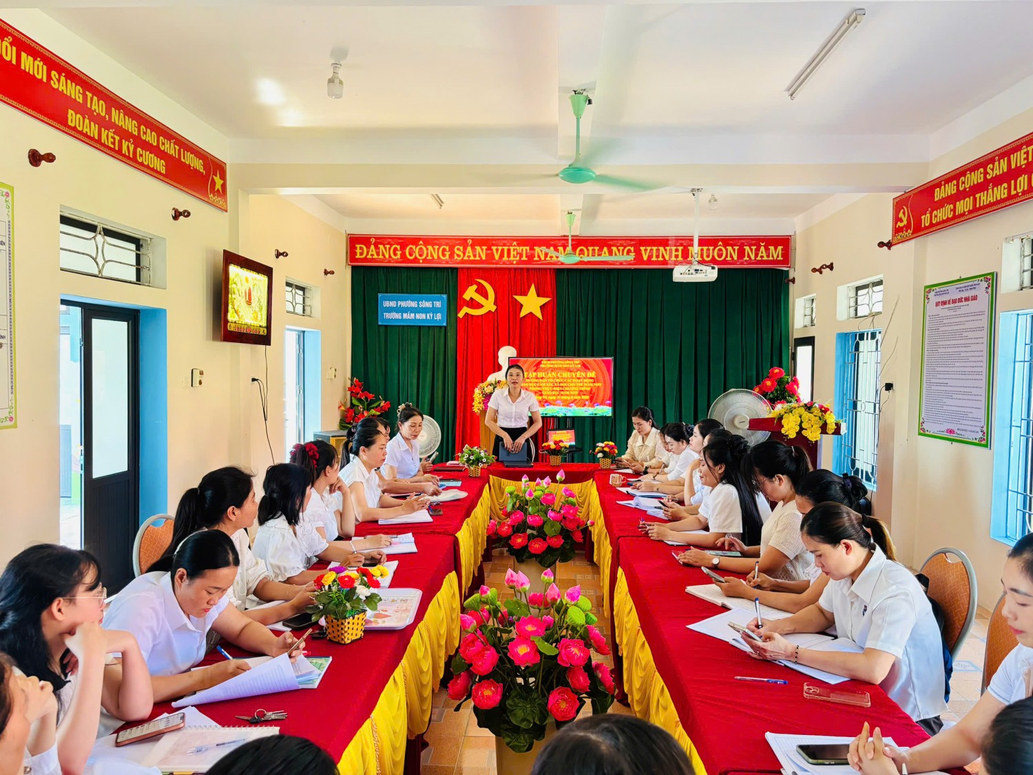 TRƯỜNG MẦM NON KỲ LỢI TỔ CHỨC TẬP HUẤN CHUYÊN ĐỀ “HƯỚNG DẪN TỔ CHỨC CÁC HOẠT ĐỘNG GIÁO DỤC CẢM XÚC XÃ HỘI CHO TRẺ MẦM NON TRONG THỰC HIỆN CHƯƠNG TRÌNH GIÁO DỤC MẦM NON”