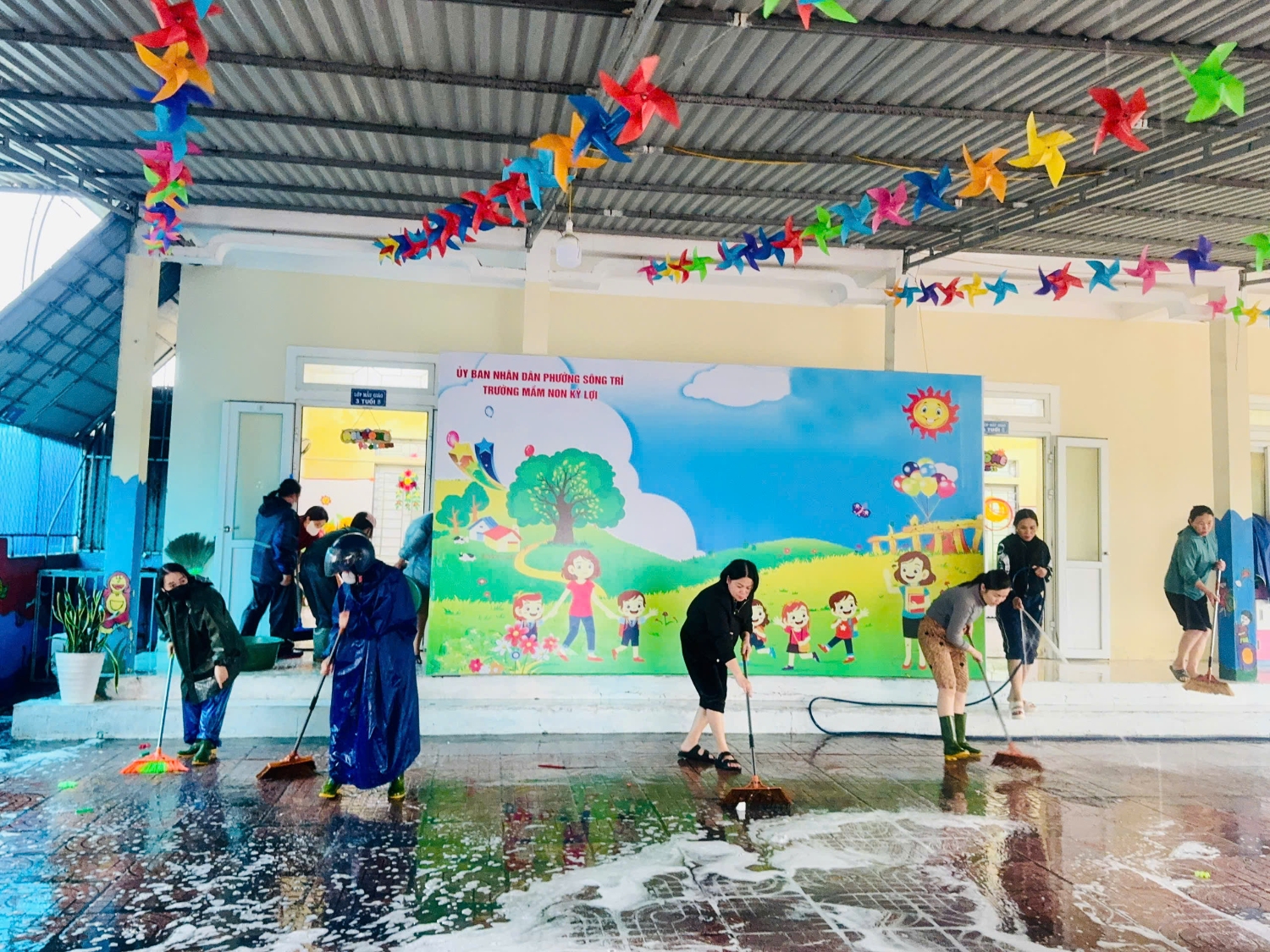 CÔNG TÁC VỆ SINH SAU ĐỢT LŨ TẠI TRƯỜNG MẦM NON KỲ LỢI  