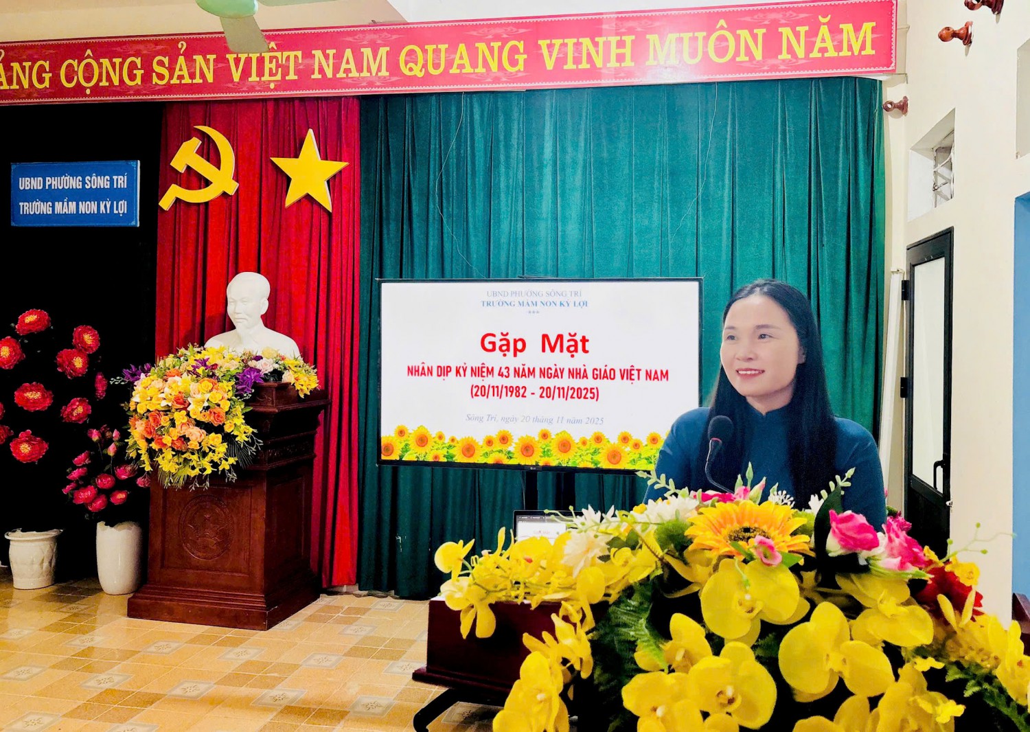 Cô giáo Võ Thị Hằng Ngoan - Phó Hiệu trưởng nhà trường đọc diễn văn ôn lại truyền thống tôn sư trọng đạo và ý nghĩa sâu sắc của ngày 20/11.