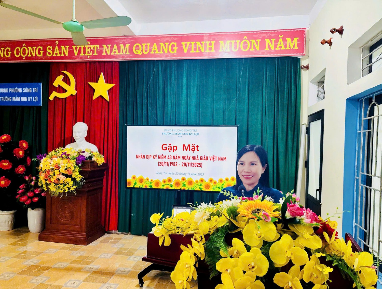 Cô giáo Nguyễn Thị Thơm phát biểu cảm tưởng của mình khi được đúng trong nghề nhà giáo