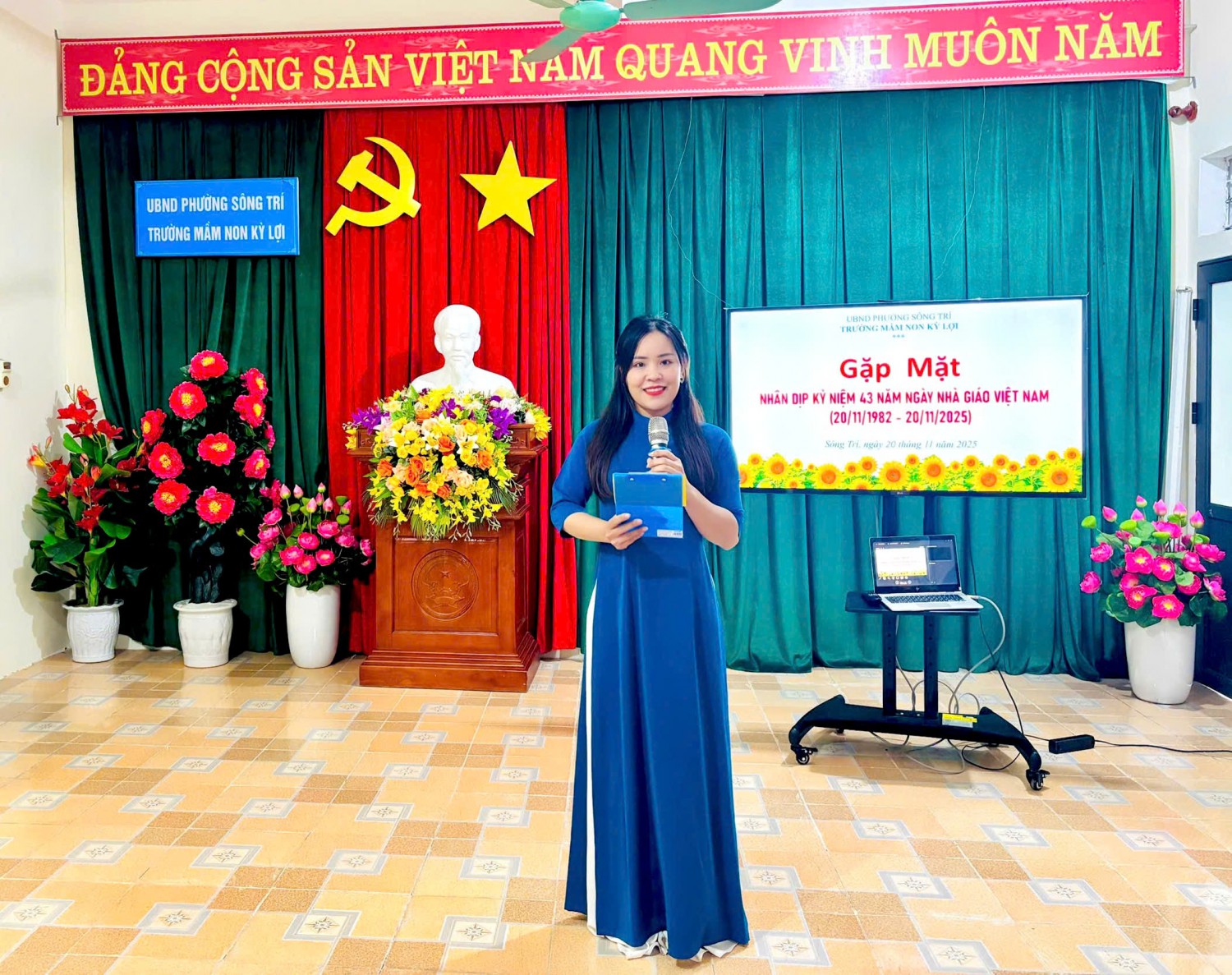 Cô giáo Lê Thị Hồng khai mạc và giới thiệu đại biểu.